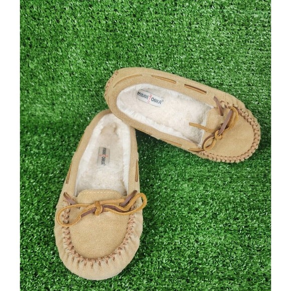 Minnetonka Kid's Light Brown Upper Leather Slipper Shoes Slip On Comfy Size 2 - Picture 1 of 6